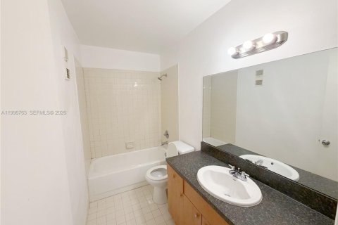 Townhouse in Hialeah, Florida 3 bedrooms, 154.68 sq.m. № 2063093 - photo 13