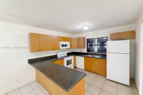 Townhouse in Hialeah, Florida 3 bedrooms, 154.68 sq.m. № 2063093 - photo 11