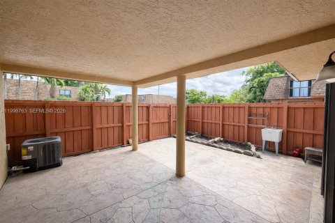 Townhouse in Hialeah, Florida 3 bedrooms, 154.68 sq.m. № 2063093 - photo 2