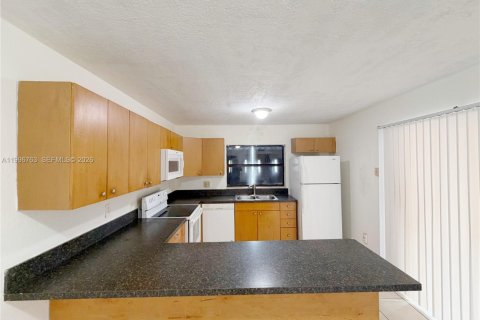 Townhouse in Hialeah, Florida 3 bedrooms, 154.68 sq.m. № 2063093 - photo 10