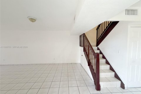 Townhouse in Hialeah, Florida 3 bedrooms, 154.68 sq.m. № 2063093 - photo 7