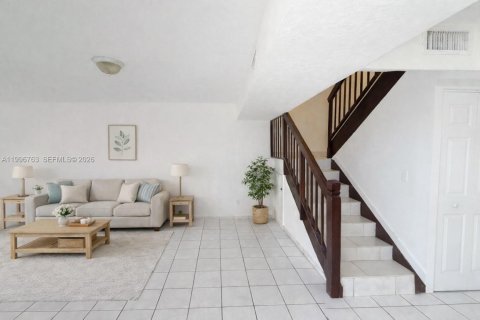 Townhouse in Hialeah, Florida 3 bedrooms, 154.68 sq.m. № 2063093 - photo 6