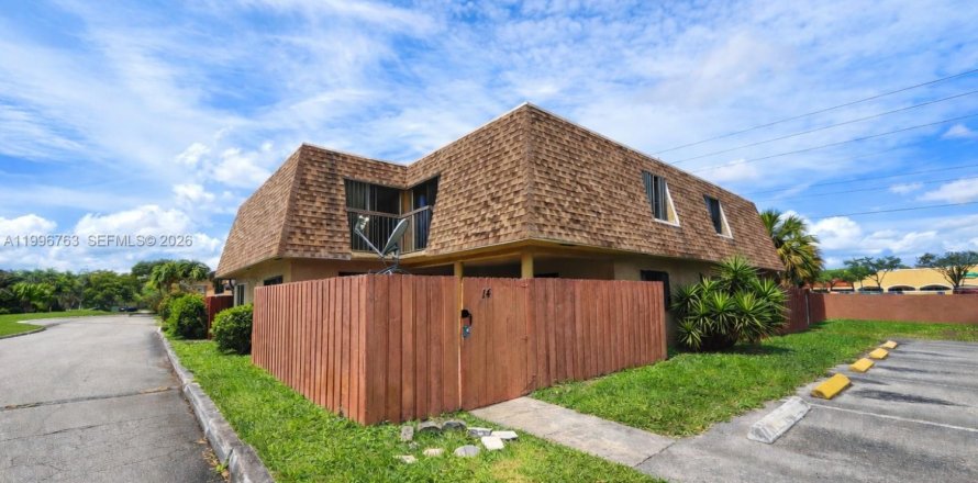 Townhouse in Hialeah, Florida 3 bedrooms, 154.68 sq.m. № 2063093