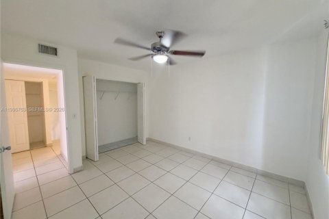 Townhouse in Hialeah, Florida 3 bedrooms, 154.68 sq.m. № 2063093 - photo 15