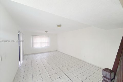 Townhouse in Hialeah, Florida 3 bedrooms, 154.68 sq.m. № 2063093 - photo 5