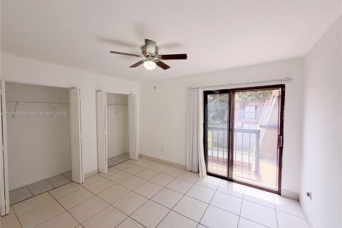 Townhouse in Hialeah, Florida 3 bedrooms, 154.68 sq.m. № 2063093 - photo 16