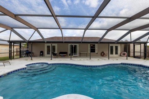 House in Port St. Lucie, Florida 3 bedrooms, 104.42 sq.m. № 2054729