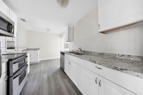 Casa en venta en Pompano Beach, Florida, 3 dormitorios, 123.65 m2 № 2059150 - foto 2