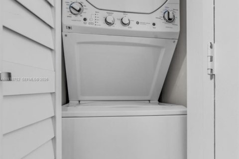 Condo in Aventura, Florida, 1 bedroom  № 1996443 - photo 13