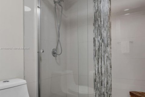 Condo in Aventura, Florida, 1 bedroom  № 1996443 - photo 15