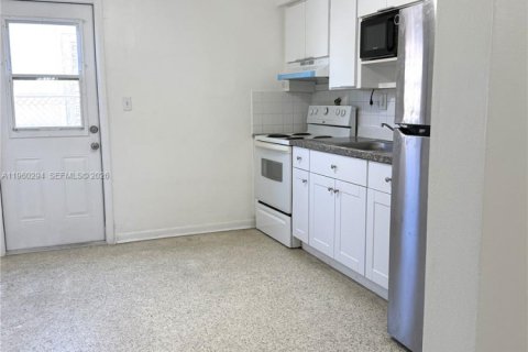 Condo in Miami, Florida, 1 bedroom № 2020197 - photo 13