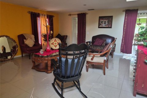 House in Apopka, Florida 4 bedrooms, 279.54 sq.m. № 2093160 - photo 4