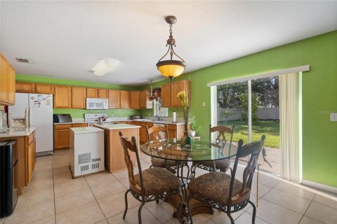 House in Apopka, Florida 4 bedrooms, 279.54 sq.m. № 2093160 - photo 6