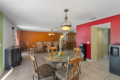 House in Apopka, Florida 4 bedrooms, 279.54 sq.m. № 2093160 - photo 20