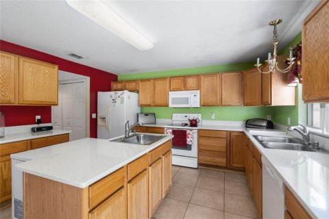 House in Apopka, Florida 4 bedrooms, 279.54 sq.m. № 2093160 - photo 7