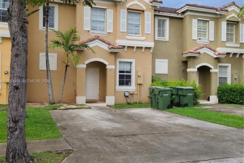 Снять в аренду таунхаус в Хомстед, Флорида 3 спальни, 128.02м2, № 2019833 - фото 3