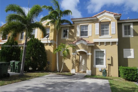 Снять в аренду таунхаус в Хомстед, Флорида 3 спальни, 128.02м2, № 2019833 - фото 2