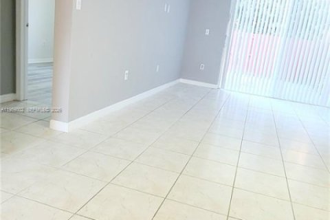 Снять в аренду таунхаус в Хомстед, Флорида 3 спальни, 128.02м2, № 2019833 - фото 23