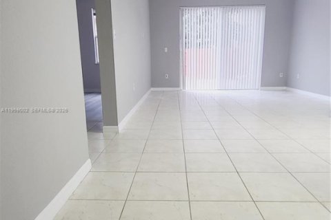 Снять в аренду таунхаус в Хомстед, Флорида 3 спальни, 128.02м2, № 2019833 - фото 26