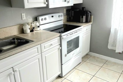 Снять в аренду таунхаус в Хомстед, Флорида 3 спальни, 128.02м2, № 2019833 - фото 6