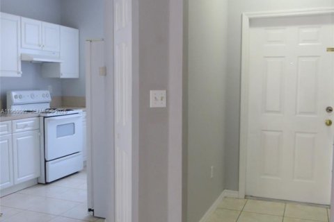 Снять в аренду таунхаус в Хомстед, Флорида 3 спальни, 128.02м2, № 2019833 - фото 4