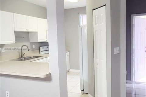 Снять в аренду таунхаус в Хомстед, Флорида 3 спальни, 128.02м2, № 2019833 - фото 9