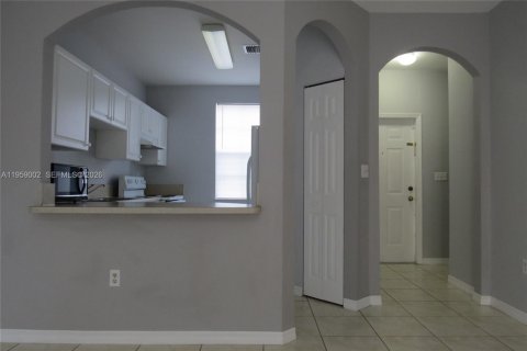 Снять в аренду таунхаус в Хомстед, Флорида 3 спальни, 128.02м2, № 2019833 - фото 5