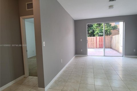 Снять в аренду таунхаус в Хомстед, Флорида 3 спальни, 128.02м2, № 2019833 - фото 24