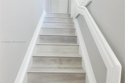 Снять в аренду таунхаус в Хомстед, Флорида 3 спальни, 128.02м2, № 2019833 - фото 10