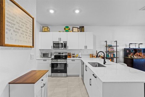 Townhouse in Dania Beach, Florida 3 bedrooms, 176.14 sq.m. № 2064024 - photo 13