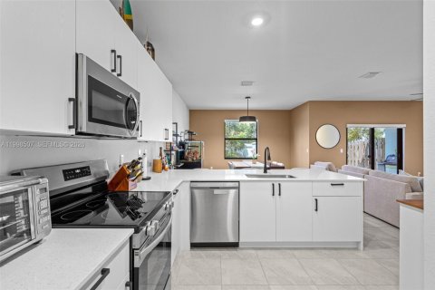 Townhouse in Dania Beach, Florida 3 bedrooms, 176.14 sq.m. № 2064024 - photo 16