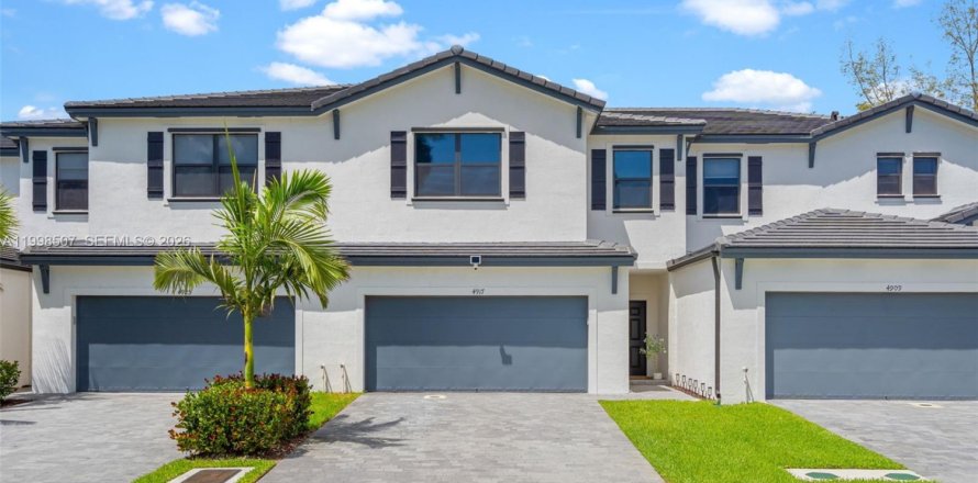 Townhouse in Dania Beach, Florida 3 bedrooms, 176.14 sq.m. № 2064024