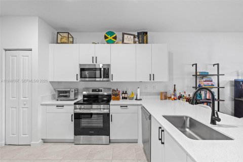 Townhouse in Dania Beach, Florida 3 bedrooms, 176.14 sq.m. № 2064024 - photo 14