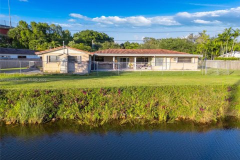 Купить виллу или дом в Майами, Флорида 6 спален, 315.68м2, № 1989336 - фото 4