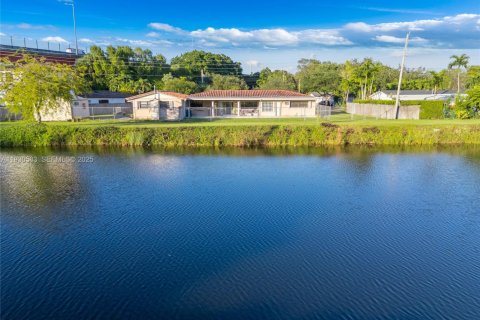 Купить виллу или дом в Майами, Флорида 6 спален, 315.68м2, № 1989336 - фото 6