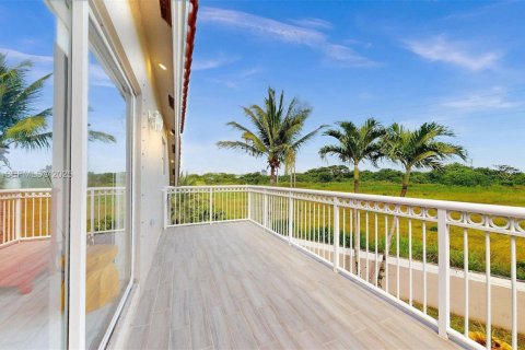 Casa en venta en Miami, Florida, 4 dormitorios, 222.87 m2 № 1982404 - foto 11