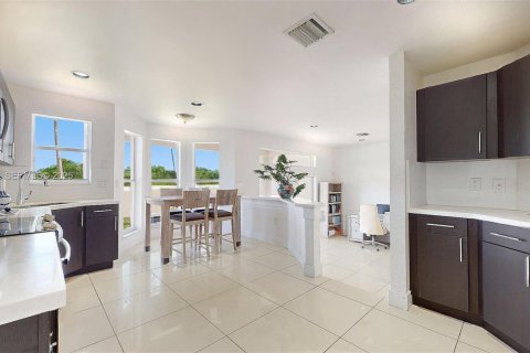 Casa en venta en Miami, Florida, 4 dormitorios, 222.87 m2 № 1982404 - foto 5