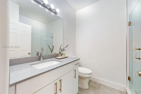 Casa en venta en Miami, Florida, 4 dormitorios, 222.87 m2 № 1982404 - foto 16