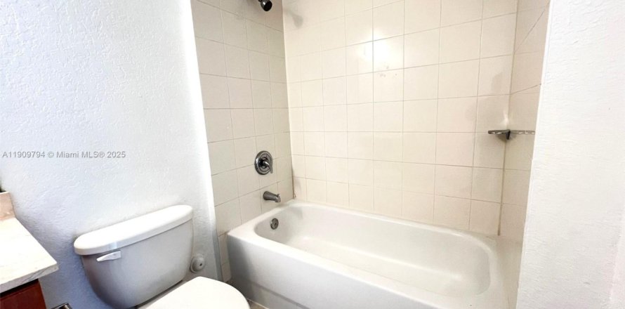 Condo in North Miami, Florida, 3 bedrooms  № 2082168