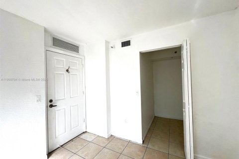 Condo in North Miami, Florida, 3 bedrooms  № 2082168 - photo 2