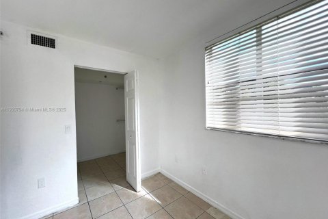 Condo in North Miami, Florida, 3 bedrooms  № 2082168 - photo 7