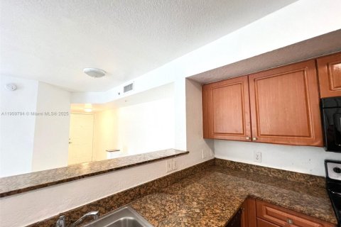 Condo in North Miami, Florida, 3 bedrooms  № 2082168 - photo 5