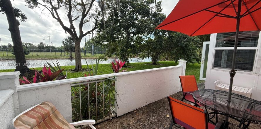 Condominio en Lauderdale Lakes, Florida, 2 dormitorios № 2077021