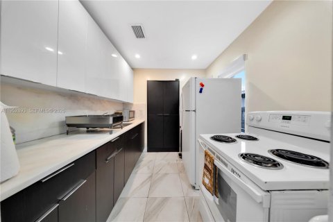 Immobilier commercial à vendre à Hialeah, Floride: 205.41 m2 № 2153217 - photo 12
