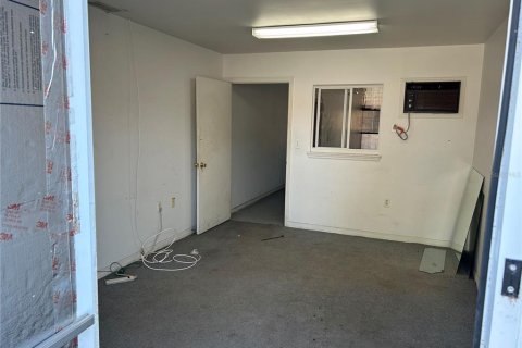 Immobilier commercial à louer à Ocala, Floride: 2107.95 m2 № 2412636 - photo 3
