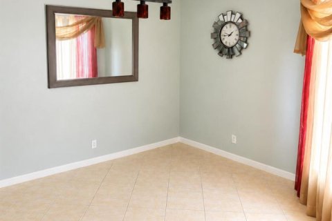 Townhouse in Royal Palm Beach, Florida 3 bedrooms, 151.15 sq.m. № 2388073 - photo 2
