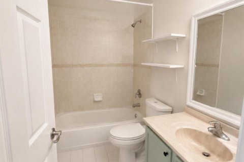 Townhouse in Royal Palm Beach, Florida 3 bedrooms, 151.15 sq.m. № 2388073 - photo 12