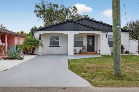 House in Tampa, Florida 5 bedrooms, 125.42 sq.m. № 2232925