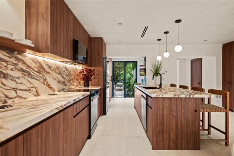 Villa ou maison à vendre à North Miami, Floride: 3 chambres, 176.51 m2 № 2048117 - photo 3