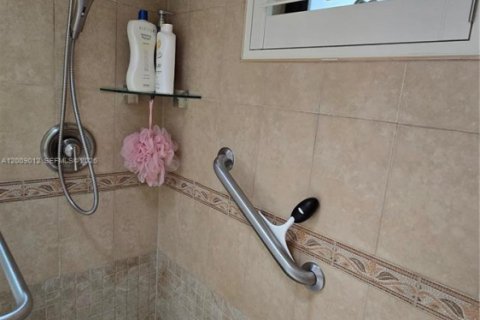 Condo in Pembroke Pines, Florida, 1 bedroom  № 2089993 - photo 15